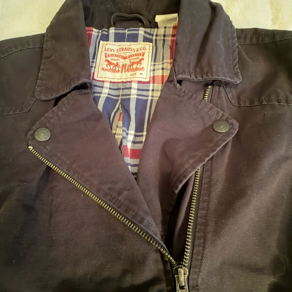 Levi's Vintage black denim jacket. Timeless, versatile, keeps you warm but cool! - Picture 4 of 4